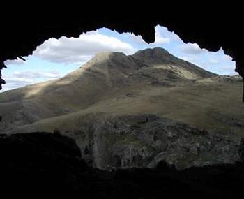Cerro Tres Picos desde la cueva del Guanaco. Cierra de La Ventana